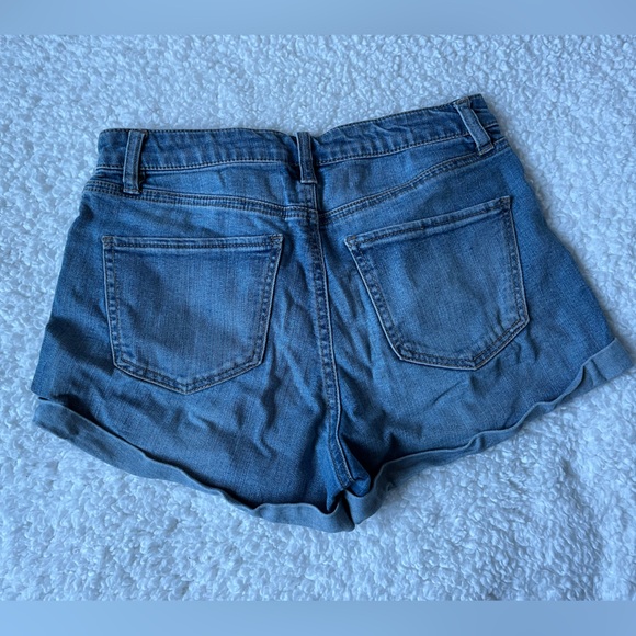 Rolled denim shorts / California closet staple! - Picture 3 of 3